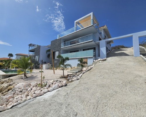 Exclusive Apartment & Penthouse Residence with 2 Pools in Coral Estate