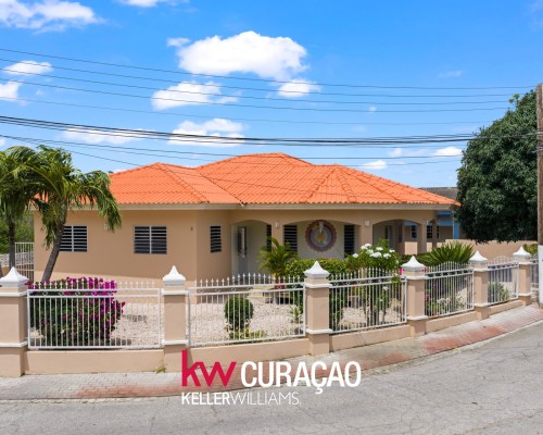 Well-Maintained 3 Bedroom Family Home Close in Hoenderberg Well-Maintained 3 Bedroom Family Home Close in Hoenderberg