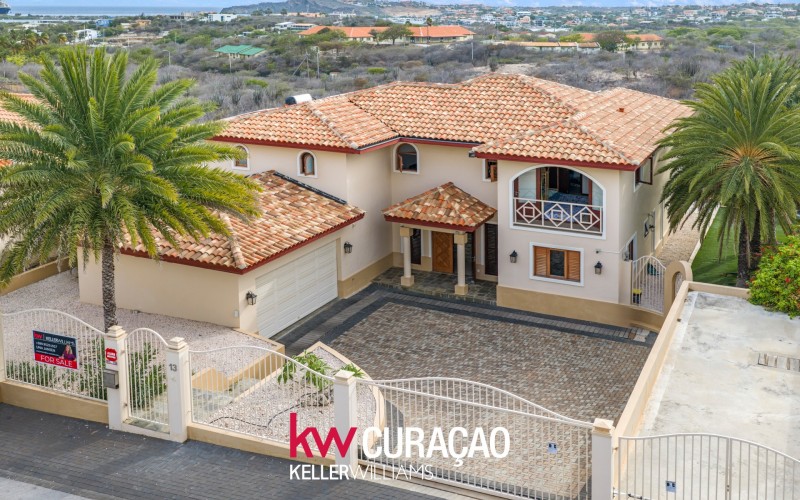 Jan Sofat Luxury Estate: Two Residences with Spectacular Spanish Water Views Jan Sofat Luxury Estate: Two Residences with Spectacular Spanish Water Views