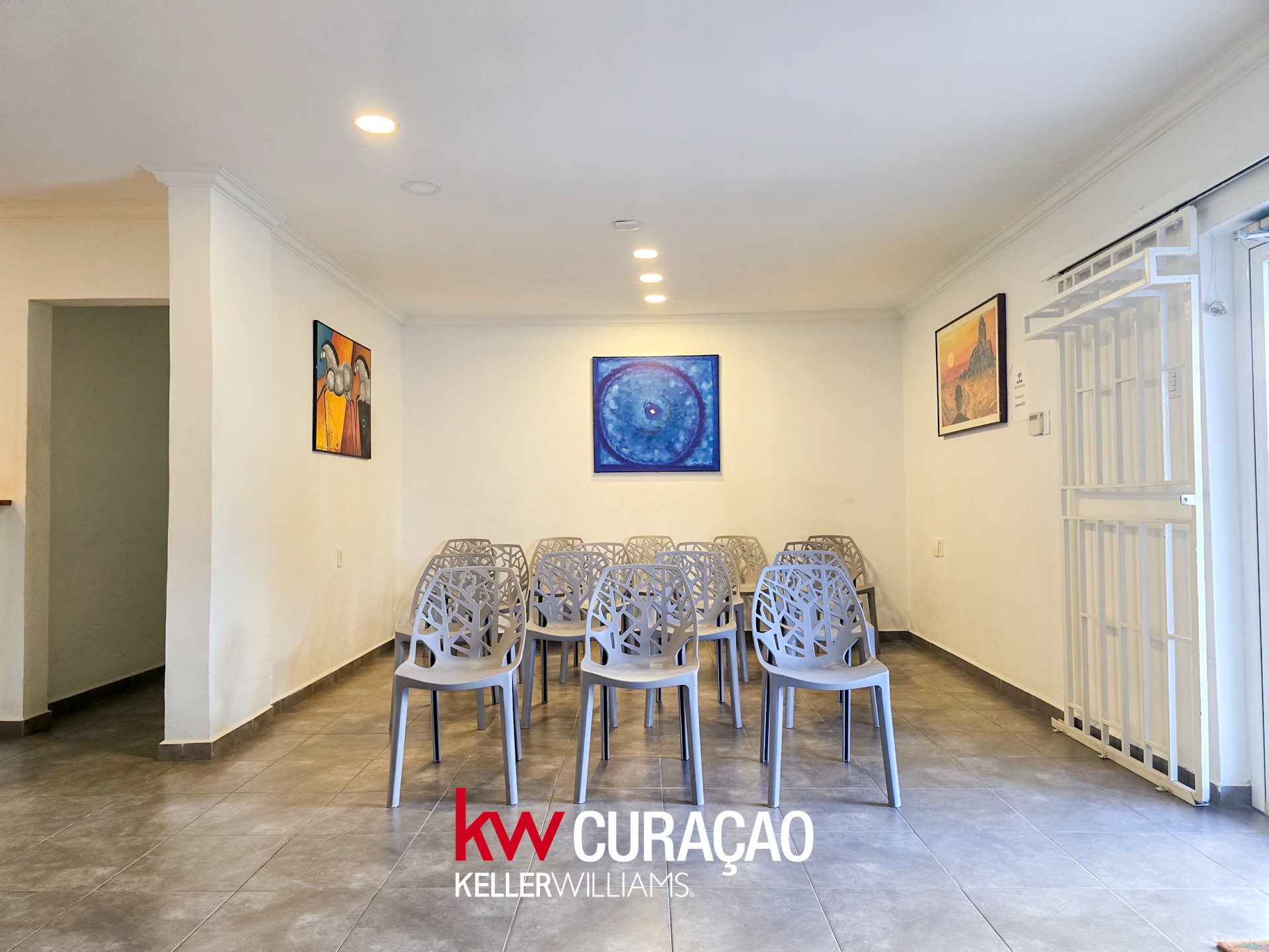 Spacious office/business location for rent in Mahaai photo 5
