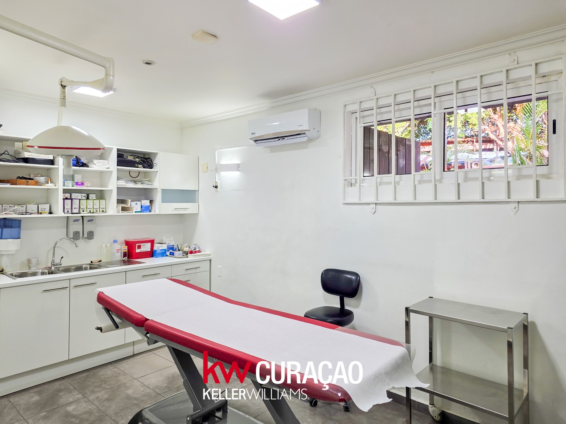 Spacious office/business location for rent in Mahaai photo 7