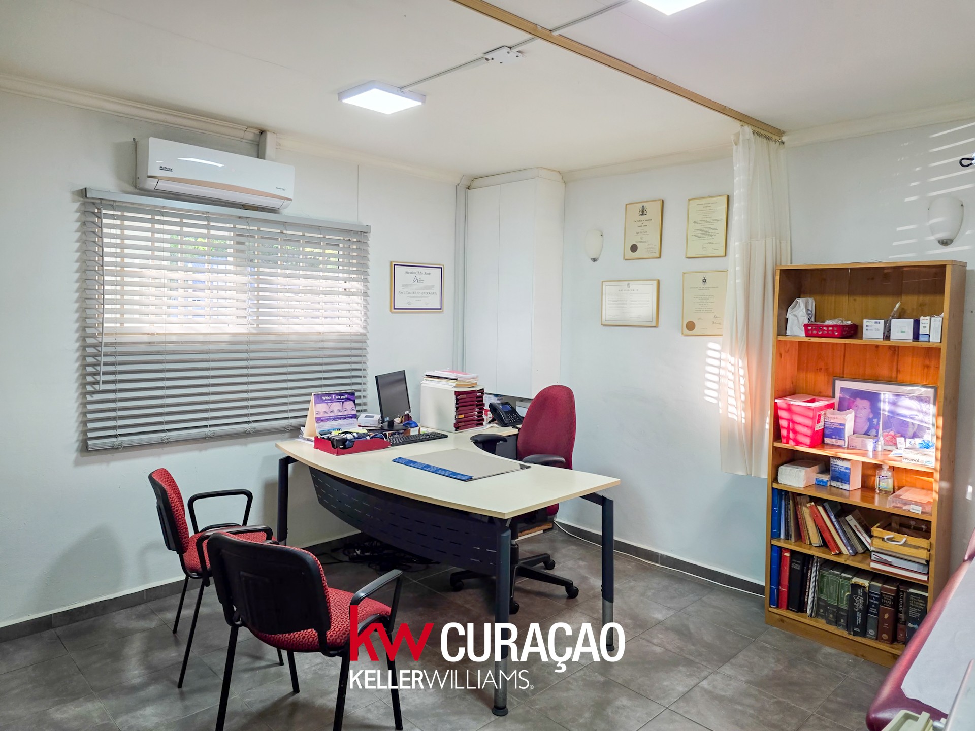 Spacious office/business location for rent in Mahaai photo 8