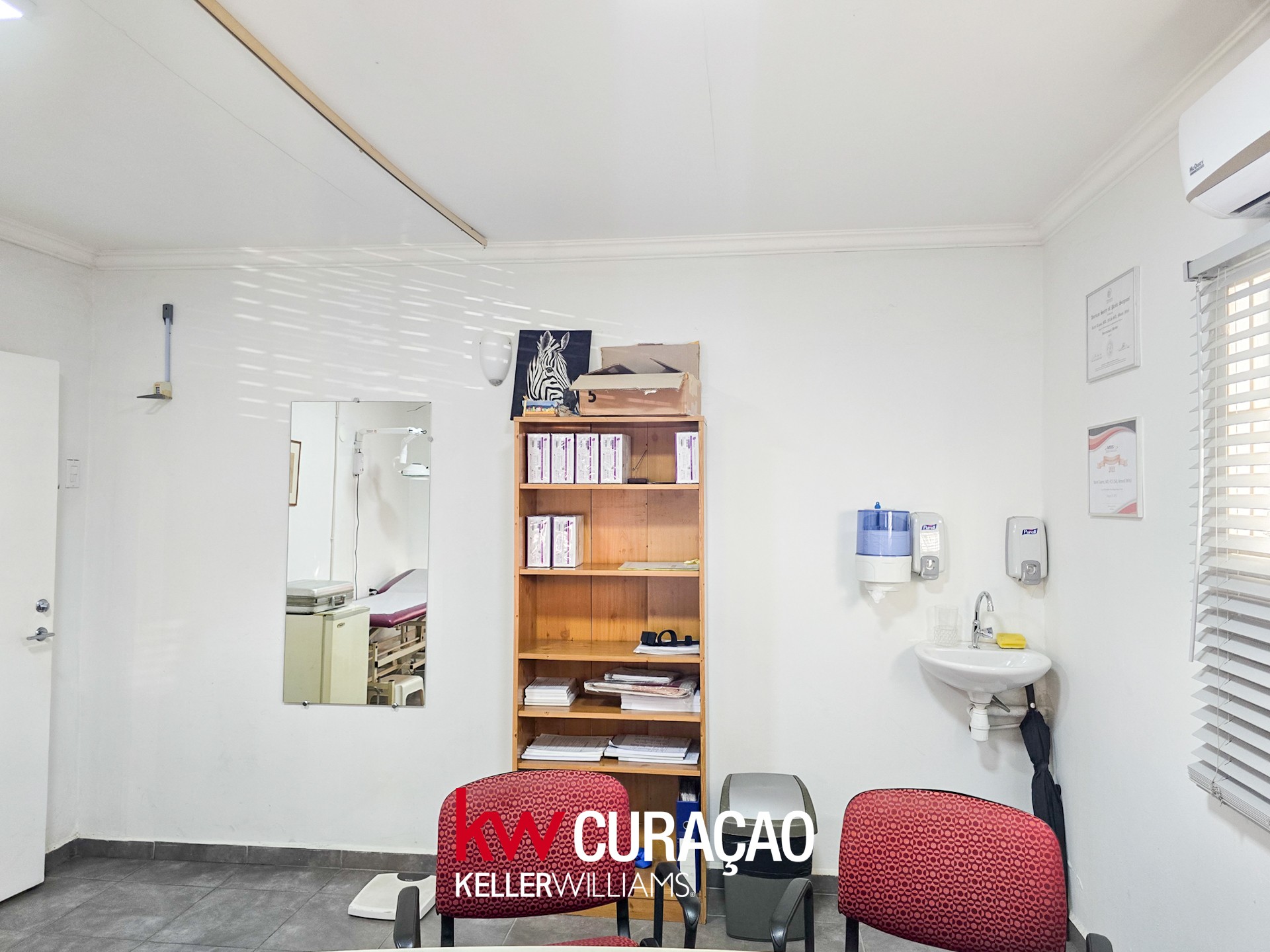 Spacious office/business location for rent in Mahaai photo 9