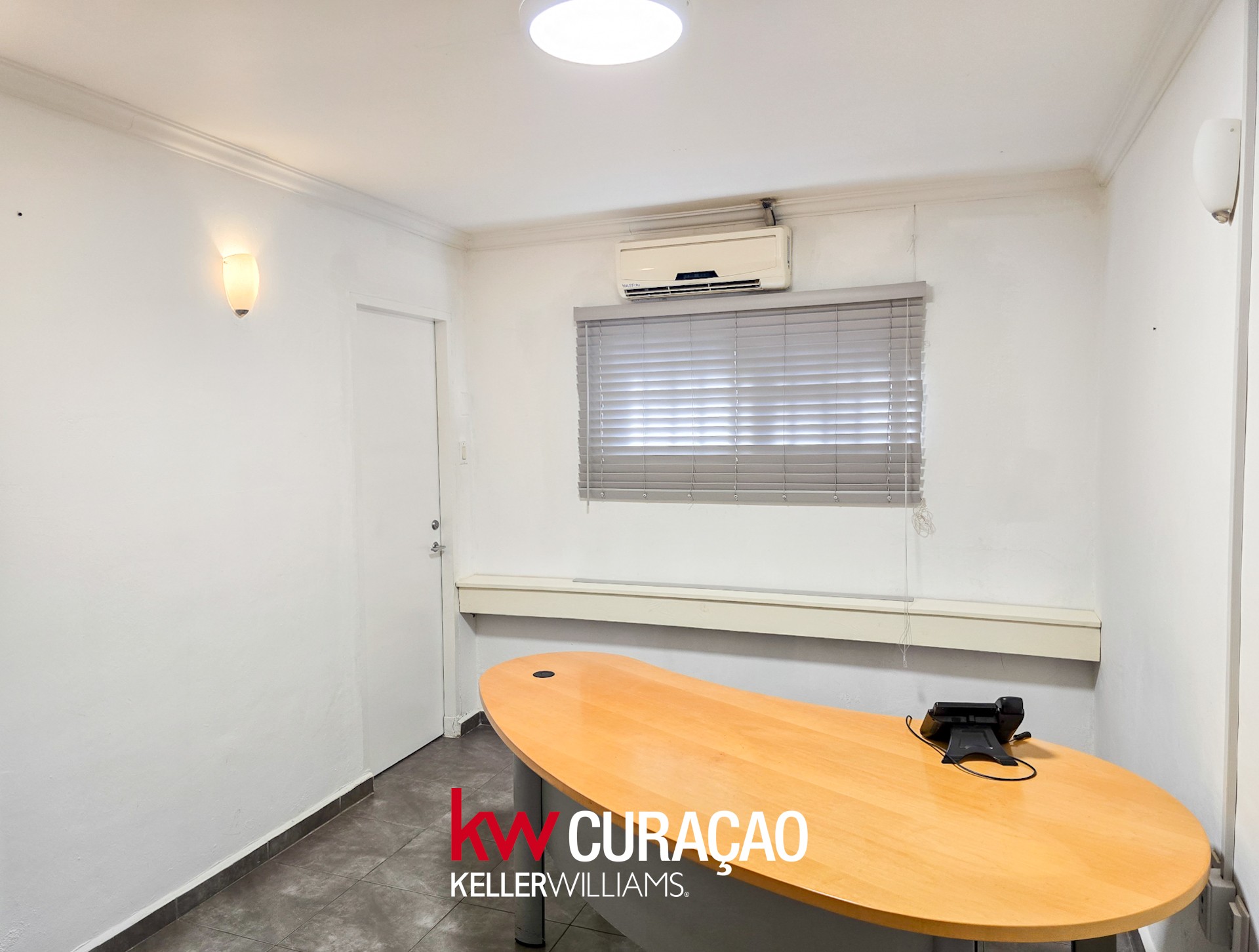 Spacious office/business location for rent in Mahaai photo 10