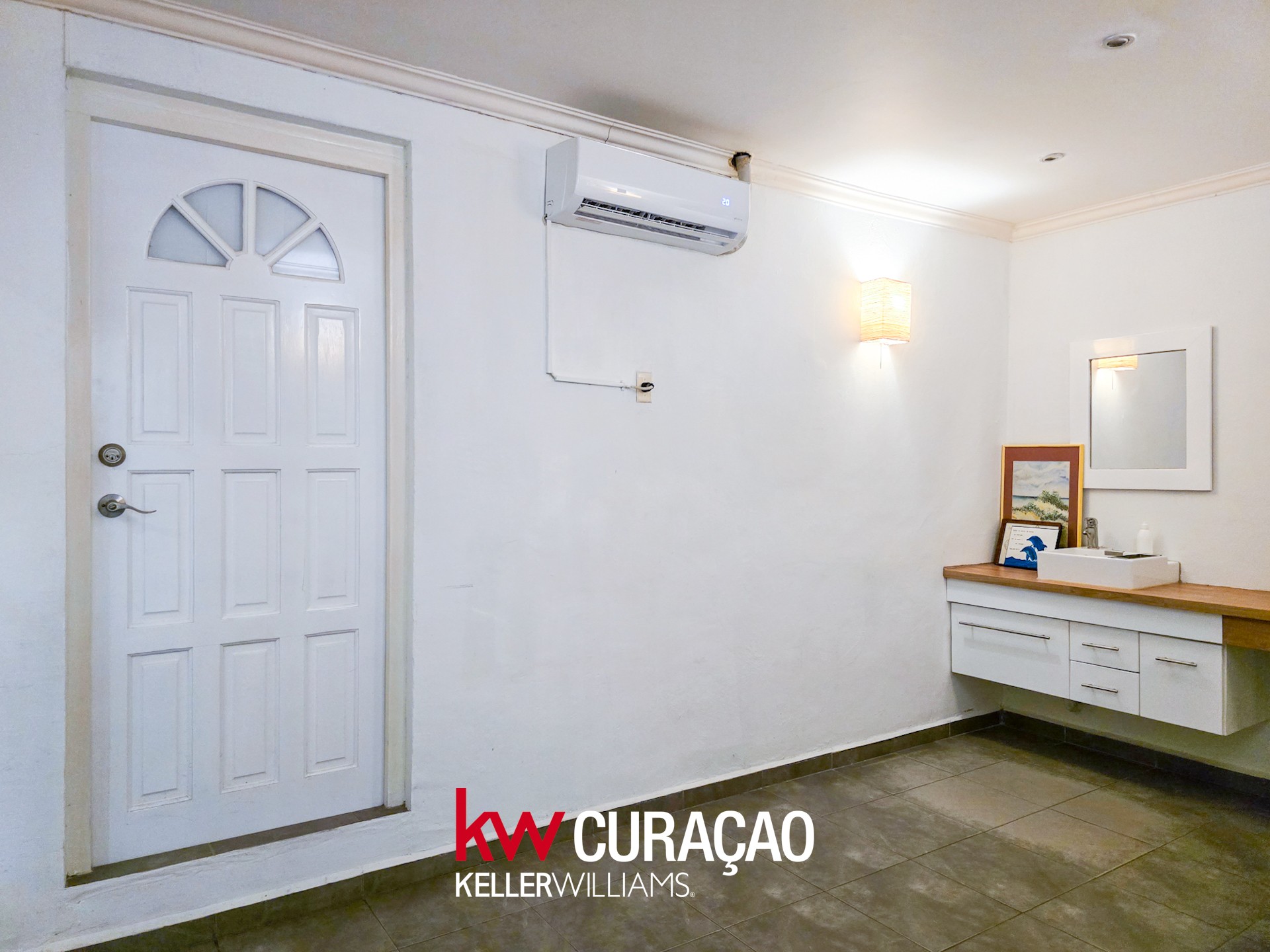 Spacious office/business location for rent in Mahaai photo 11