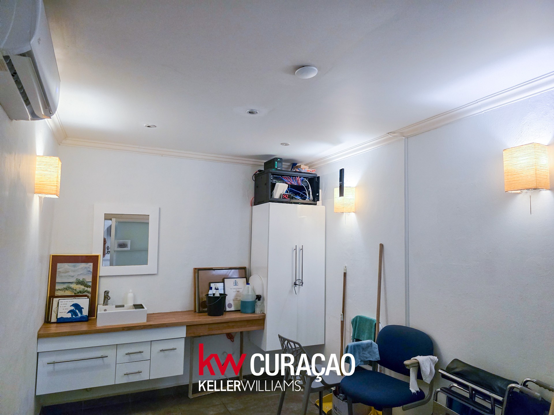 Spacious office/business location for rent in Mahaai photo 12