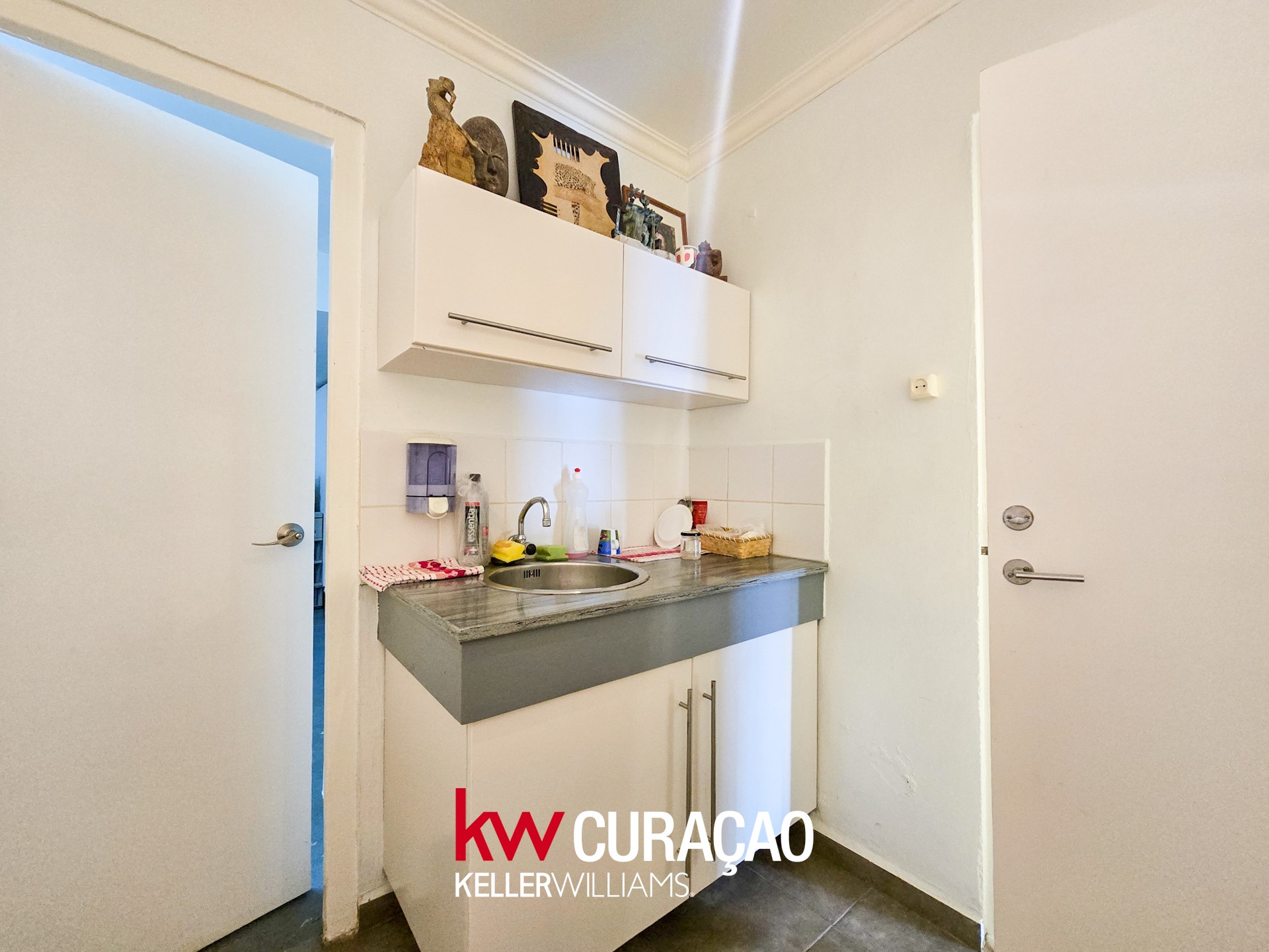 Spacious office/business location for rent in Mahaai photo 16
