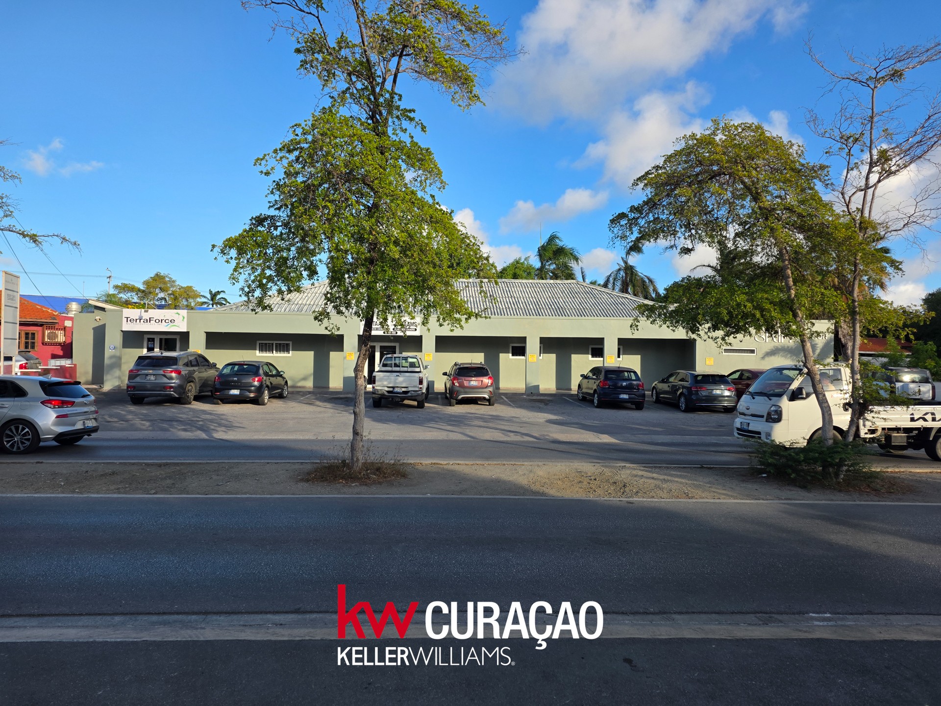 Spacious office/business location for rent in Mahaai photo 20