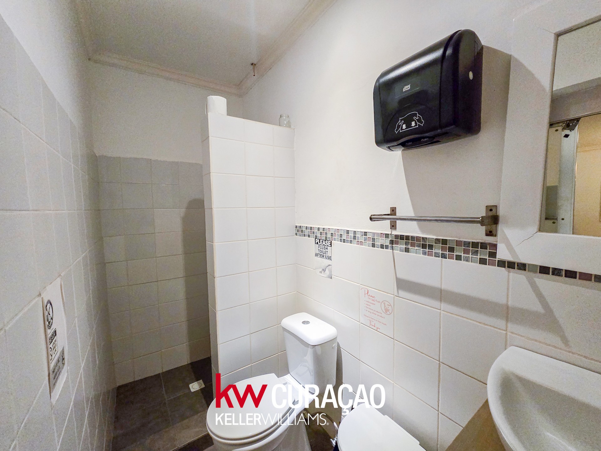 Spacious office/business location for rent in Mahaai photo 13