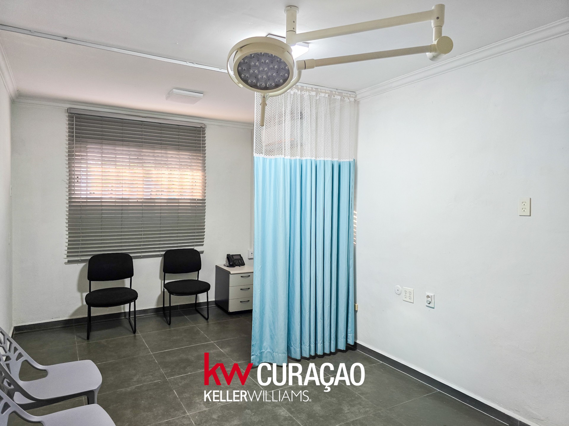 Spacious office/business location for rent in Mahaai photo 14
