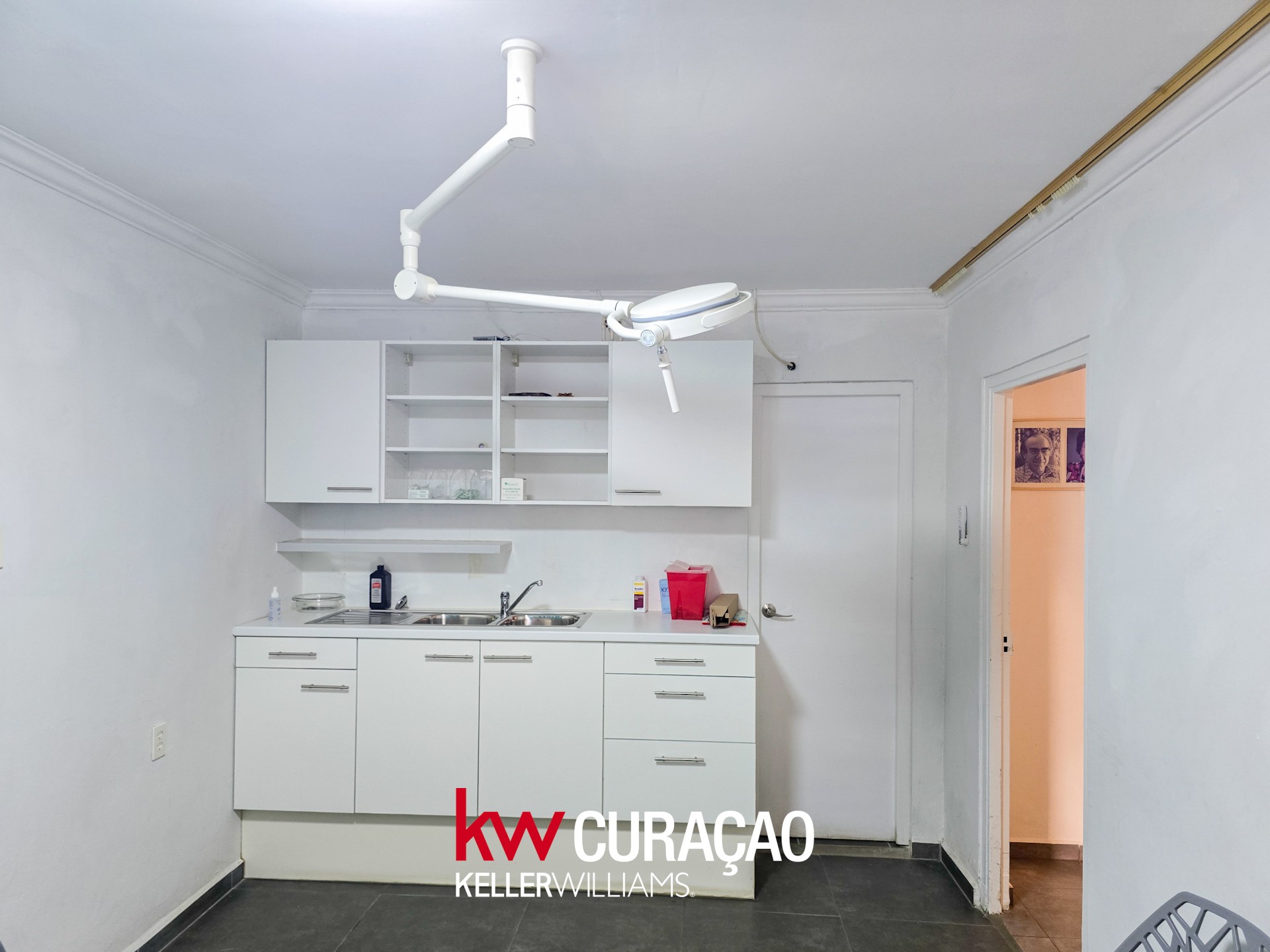 Spacious office/business location for rent in Mahaai photo 15